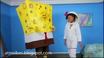 Abspielen Als SpongeBob verkleidete Schlampe zieht sich vor der Kamera nackt aus