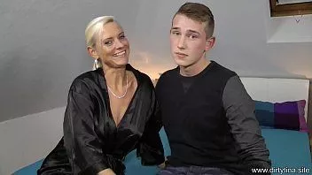 Reproducir Dirty Tina le hace la paja de su vida a este jovencito