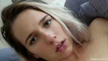 Jouer Pénétration étroite de la chatte serrée d'une jeune fille