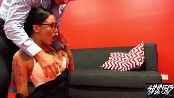 播放 Chantelle Fox 和她的老板关系很好，所以她不会被解雇