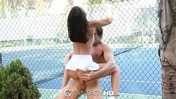 播放 Fantasy HD 和 Dillion Harper 打网球后性交