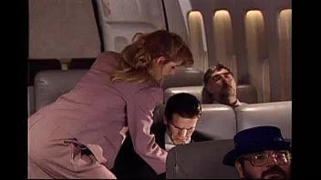 再生 スチュワーデスは飛行機の後ろの乗客とセックスします