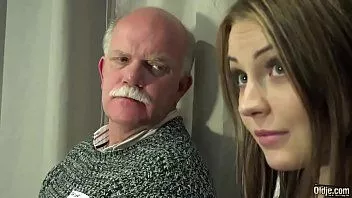 Afspelen Gangbang - Brunette tiener geeft eten aan 5 gepensioneerde zestigplussers.