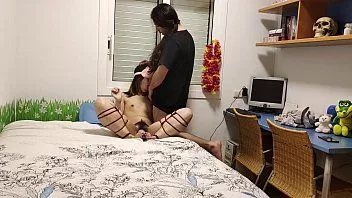 播放 西班牙人将中国人绑在床上并使用振动器