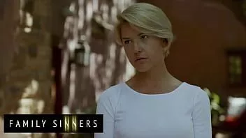 Redare Mama lui vitregă este într-adevăr sexy