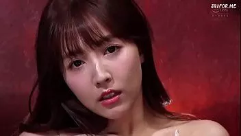 Riproduci La giapponese Yua Mikami si masturba in lingerie per un film porno