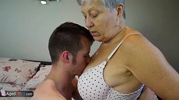 تشغيل امرأة مسنة شديدة الحسية تمتص ديك شاب.