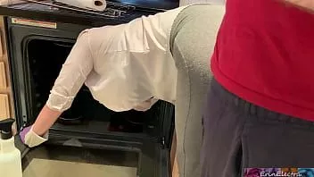 播放 有需要的继母被困在清洁烤箱中