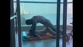 播放 这个年轻女人让她的阴部充满