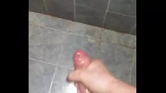 Reproducir Chica de 18 años desata una gran polla en un baño público