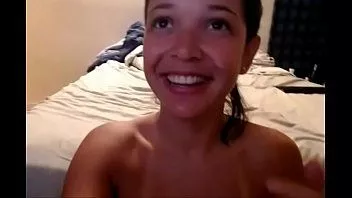 播放 布鲁内特在潜望镜上记录她出色的鸡巴口交