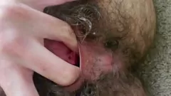 Riproduci Sditalinare la figa pelosa della troia sporca - Vista da vicino