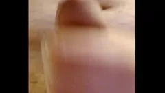 播放 充满精液的独奏男孩按摩：释放大量的快乐