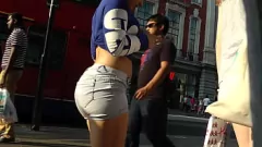Reproducir Big Ass Street Voyeur: Chica hermosa con pantalones cortos diminutos mostrando su raja perfecta