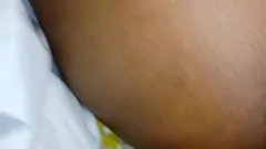 تشغيل عاشق أسود جنيه الرطب كس بينما صديقة تكمن على الجانب
