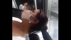Reproduzir Gata de cabelos negros doma galo monstro