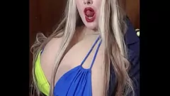 Riproduci La casalinga BBW Susi in uniforme serve uno spettacolo di pompini bollente