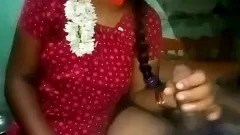 চালান মুখোশধারী ভারতীয় মেয়েটি জনসাধারণের কাছে নেমে যায় এবং নোংরা