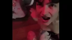 Reproduzir A namorada adolescente tatuada Sandraxo1 dá boquete intenso na escravidão