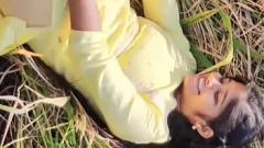 تشغيل Riya Bhabhi Desi Chudai: Hot Indian Bhabhi في بدلة صفراء يحصل مارس الجنس في الحقول
