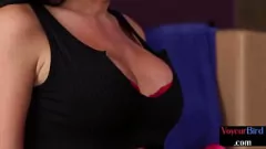 تشغيل Femdom MILF في الكعب العالي يحصل على رطب يراقب جلسة Handjob عارية