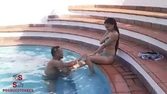 Redare Tatăl vitreg își îndeplinește fetișul: futut -o în piscină evidențiază