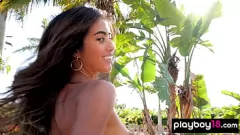 Reproducir Petite Latina Katherinne Sofía Striptease en solitario al aire libre