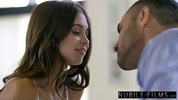 再生 壮大なティーンは彼女の親友のボーイフレンドとセックスすることにしました