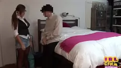 Oynat Esmer Teen GF iç çamaşırı yaşlı komşuya handjob verir