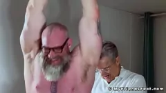 Reproducir Bondage y fantasía de cosquillas del musculoso Daddy Rick