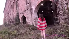 Riproduci Guarda questa maialina Domitilla che si nasconde all'aperto per masturbarsi e bagnarsi la figa