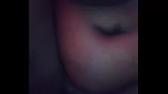 Reproducir Vista de cerca de una sexy BBW de ébano montando un gran consolador en su apretado y húmedo coño gordo