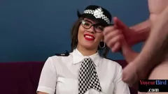 再生 タイトな制服とハイヒールを着た支配的な警察熟女が、盗撮的な出会いで男の自慰行為をからかったり見たりする