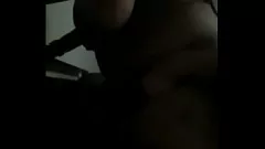 Reproduzir A exótica Milaj20 dá um show sensual com seus peitos grandes e habilidades de lamber buceta