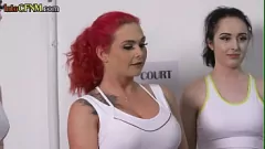 Putar Grup Femdom Tenis CFNM: Wanita Seksi Berseragam Memberikan Sesi Handjob pada Pria Beruntung