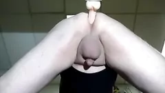 Riproduci Travestito paffuto con un cazzo minuscolo allarga le chiappe mentre lavora fino a tardi in ufficio