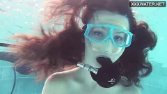 Afspelen Hete Franse tiener Emi Serene zwemt naakt in het zwembad met een sappige kont en kleine tieten