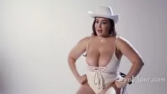 Riproduci La calda MILF Natasha Nice mostra le sue grandi tette naturali in un'intervista esclusiva