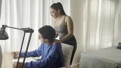 Riproduci Il figliastro viene ricompensato per aver studiato con una pornostar MILF: sesso hardcore e azione deepthroat