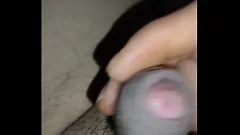 Jouer Regardez ce garçon solo chaud profiter de sa séance de masturbation avec sa grosse bite