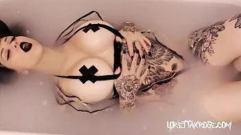 Afspelen Loretta Rose is een succubus die masturbeert in de badkuip