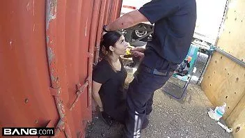 Reproducir Su jefe se la folla cada día en el parking de la empresa
