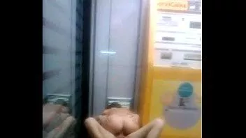 Reproducir Pareja pillada borracha follando en cajero automático